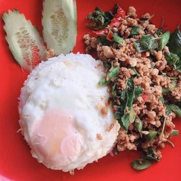 กะเพราหมูสับไข่ดาว