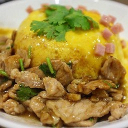 ข้าวหมูทอดกระเทียม+ไข่ข้นแฮม