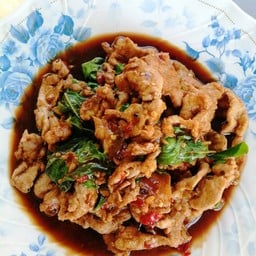 กระเพราหมูชิ้น เป็นกับข้าว