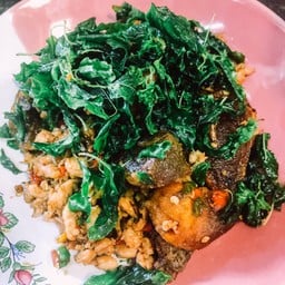 ผัดกะเพราหมูสับไข่เยี่ยวม้ากับข้าว