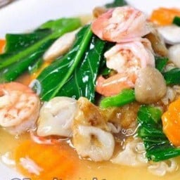 ราดหน้าเส้นใหญ่ ทะเล