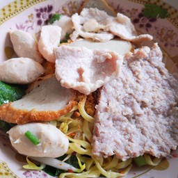 เมนูแห้งหมูล้วน เลือกเส้นด้านในครับ