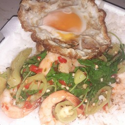 กระเพรากุ้ง ไข่ดาว