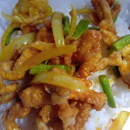 ข้าวราดไก่ทอดขมิ้น