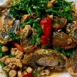 กะเพราไข่เยี่ยวม้า ราดข้าว