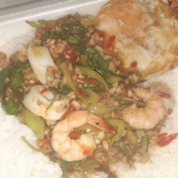 ผัดกระเพรารวม+ไข่ดาว