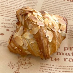 ครัวซองต์ ไส้อัลมอนด์