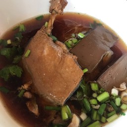 บะหมี่น่องตุ๋น น้ำ