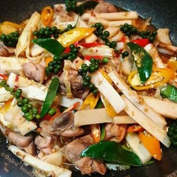 ผัดเผ็ดยอดมะพร้าวอ่อน