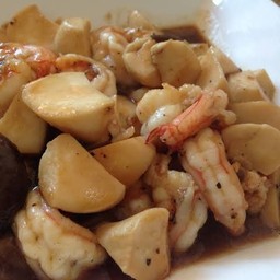 เห็ดออรินจิผัดพริกไทยดำใส่กุ้ง