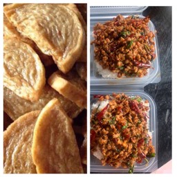 กะเพราคั่วแห้งราดข้าว+หมูยอทอด2กล่อง