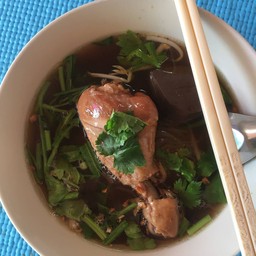 เส้นเล็กไก่ตุ๋น