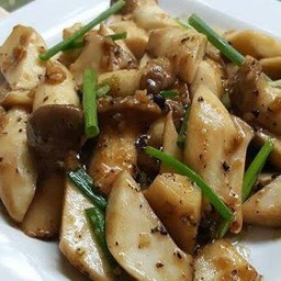 เห็ดออรินจิผัดพริกไทยดำ
