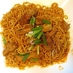 มาม่าผัดซอสเผ็ดเกาหลีไก่เชียง+ไข่ดาวออนเซน