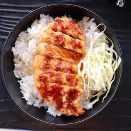 [อร่อยซ่ากับโค้ก] ข้าวหมูทอด ซอสเทริยากิ +  โค้ก ออริจินัล (กระป๋อง)