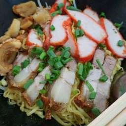 บะหมี่ไข่สด เฮ่งกี่ ข้าวหมูแดง-หมูกรอบ