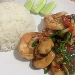 ผัดกะเพราราดข้าว