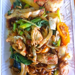 เส้นใหญ่ผัดขี้เมาทะเล