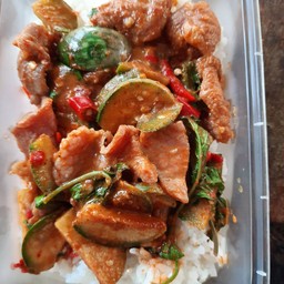 ข้าวราดผัดพริกแกงหมู