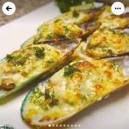 หอยแมลงภู่นิวซีแลนด์ย่างเนยโรยชีส