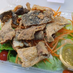 ยำหนังแซลม่อนทอดกรอบ