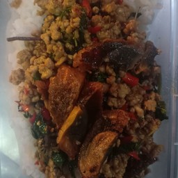 ข้าวกะเพราไข่เยี่ยวม้า