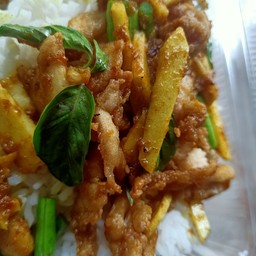 ข้าวผัดเครื่องแกงไก่กรอบ