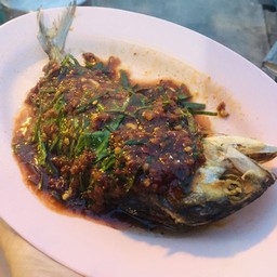 ปลาทูราดพริกแกง