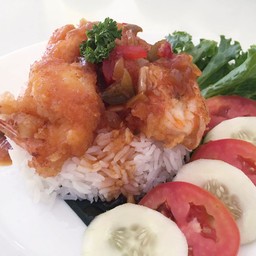 ข้าวหอมมะลิกุ้งกรอบราดน้ำซอส 3 รส