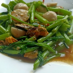 ข้าวผักบุ้งรวมมิตร