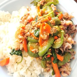 ผัดมะเขือยาวหรรษา(ราดข้าว)หมูสับ+ปลาหมึก