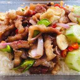 ข้าวราดหมูสามชั้นผัดกะปิ