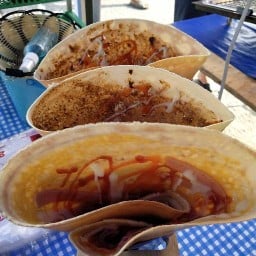 เครปแป้งกรอบ หอม ไส้แน่น ตลาดสุรัชดา