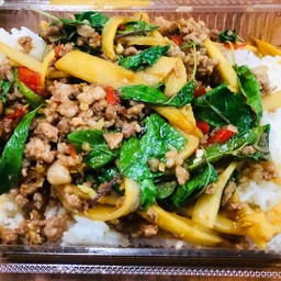 ข้าวผัดกระเพราหมูสับหน่อไม้เหลือง