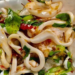 ข้าวราดผัดกระเพราปลาหมึก
