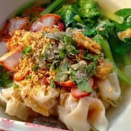 ชายสี่หมี่เกี๊ยวน้องปลื้มสาขาบ้านเหล่าเรือ