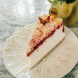 BERRY CRUMBLE CHEESECAKE