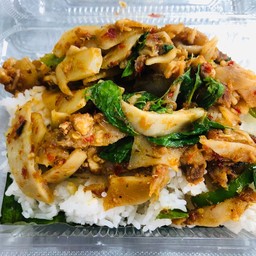 ข้าวราดผัดพริกแกงหน่อไม้ดองหมูชิ้น