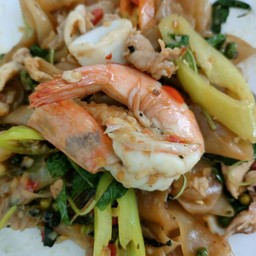 เส้นใหญ่ผัดขี้เมาทะเล