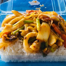 ข้าวปลาหมึกผัดพริกเผา