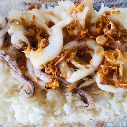 ข้าวปลาหมึกทอดกระเทียม
