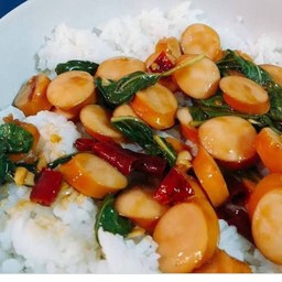 ข้าวกระเพราใส้กรอก