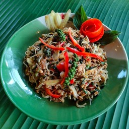 ขนมจีนเส้นสดผัดฉ่าหมู