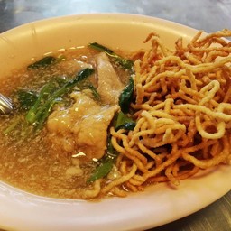 ราดหน้าบะหมี่กรอบ