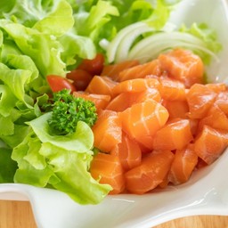 สลัดแซลมอน  งาคั่วญี่ปุ่น