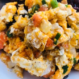 ข้าวไข่ขยี้ทรงเครื่อง