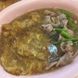 ราดหน้าเส้นหมี่ห่อไข่