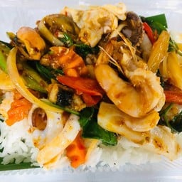 ข้าวราดทะเลผัดน้ำพริกเผา