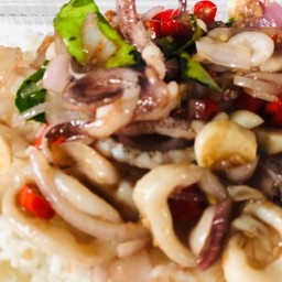 ข้าวราดปลาหมึกผัดกะปิ