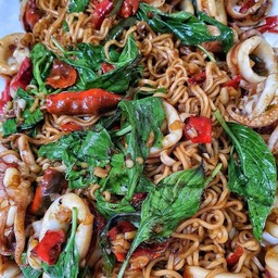 ผัดมาม่าหมูสับโหระพาพริกหอม